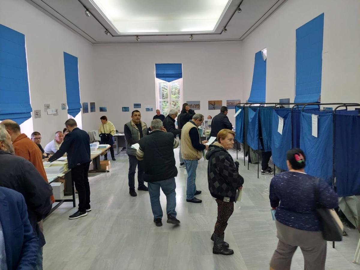 «Βούλιαξαν» τα εκλογικά κέντρα σήμερα στις εσωκομματικές εκλογές της ΝΔ 3 Εκλογείς της ΝΔ μπροστά από ένα εκλογικό κέντρο στο Αίγιο.