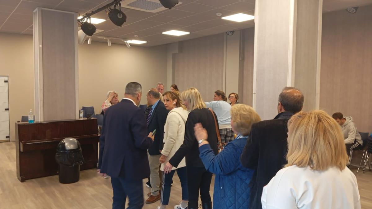 «Βούλιαξαν» τα εκλογικά κέντρα σήμερα στις εσωκομματικές εκλογές της ΝΔ 4 Εκλογείς της ΝΔ μπροστά από ένα εκλογικό κέντρο στο Χαλάνδρι