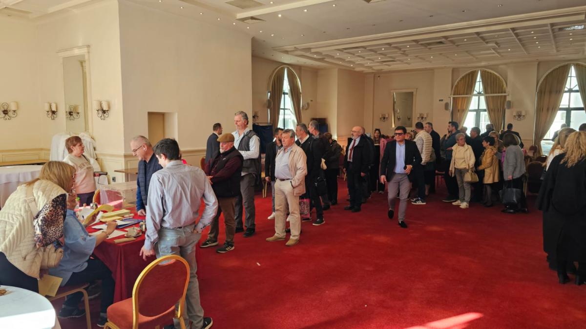 «Βούλιαξαν» τα εκλογικά κέντρα σήμερα στις εσωκομματικές εκλογές της ΝΔ 5 Εκλογείς της ΝΔ μπροστά από ένα εκλογικό κέντρο στην Αλεξανδρούπολη