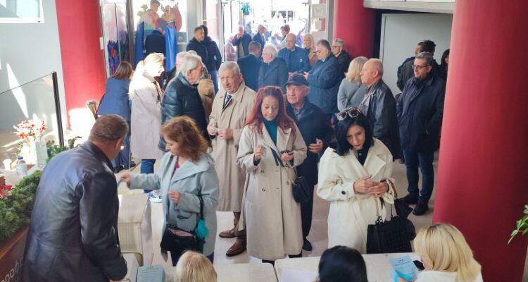 «Βούλιαξαν» τα εκλογικά κέντρα σήμερα στις εσωκομματικές εκλογές της ΝΔ 7 Εκλογείς της ΝΔ μπροστά από ένα εκλογικό κέντρο στα Τρίκαλα