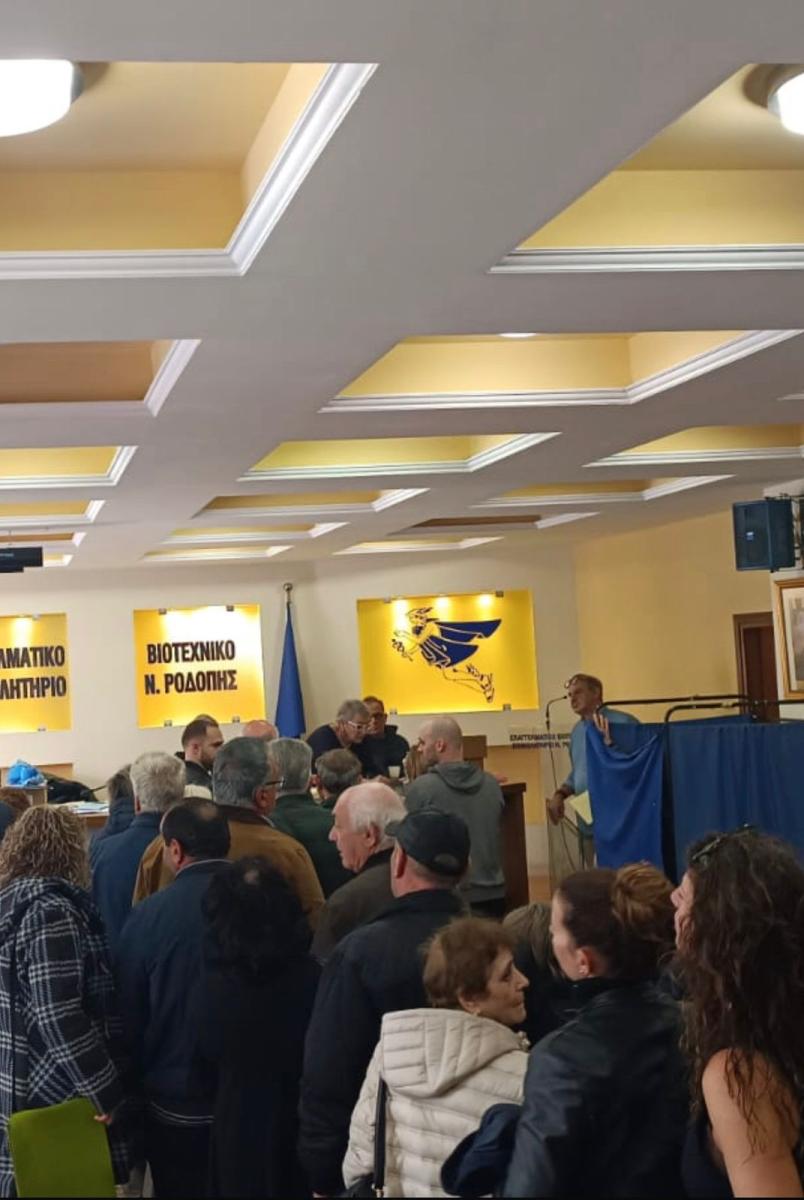 «Βούλιαξαν» τα εκλογικά κέντρα σήμερα στις εσωκομματικές εκλογές της ΝΔ 8 Εκλογείς της ΝΔ μπροστά από ένα εκλογικό κέντρο στη Ροδόπη