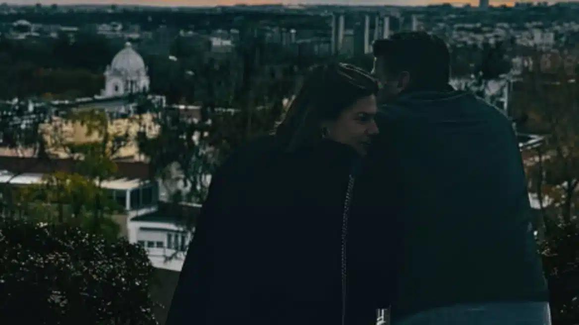 Δυο μέτρα, μελαχρινός «χτισμένος» κούκλος: Η Δανάη Μπάρκα δημοσίευσε την πρώτη φωτογραφία της με τον σύντροφό 3 barkaa 1