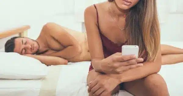 10 σημάδια ότι ένας άντρας δεν έχει έρθει σε επαφή για πολύ καιρό 2 couple bed