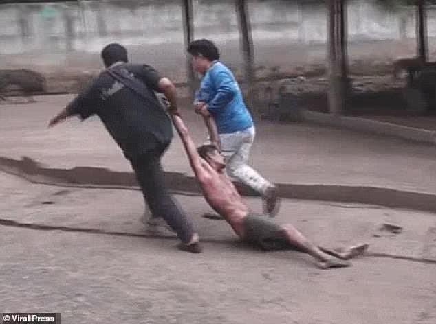 Άνδρας ξέφυγε από αρκούδα που τον «έτpωγε ζωντανó» 12 92363613 14110701 naiphum is quickly helped away from the scene after the group di a 54 1732263461959