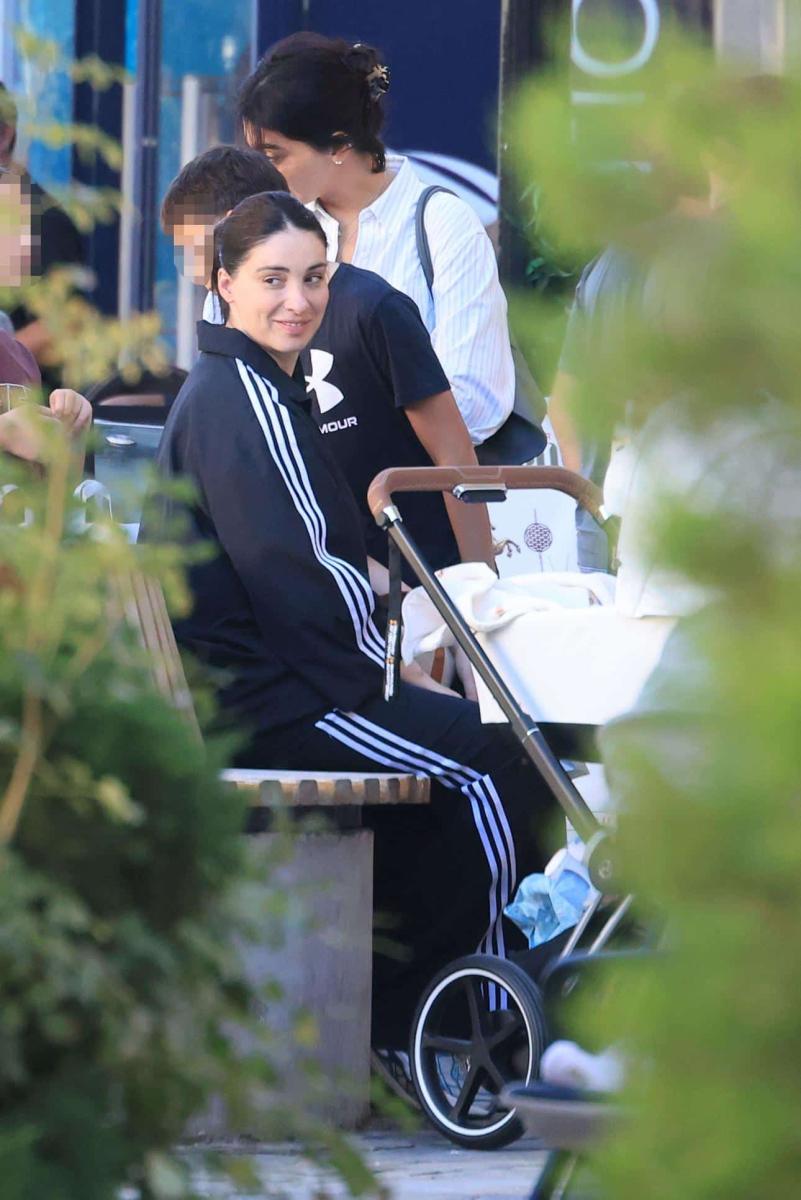 Ολυμπία και Βαλέρια Χοψονίδου με τη μητέρα τους, Αιμιλία, και τα παιδιά τους, σε χαλαρή οικογενειακή έξοδο 4 olympia baleria xopsonidou 3