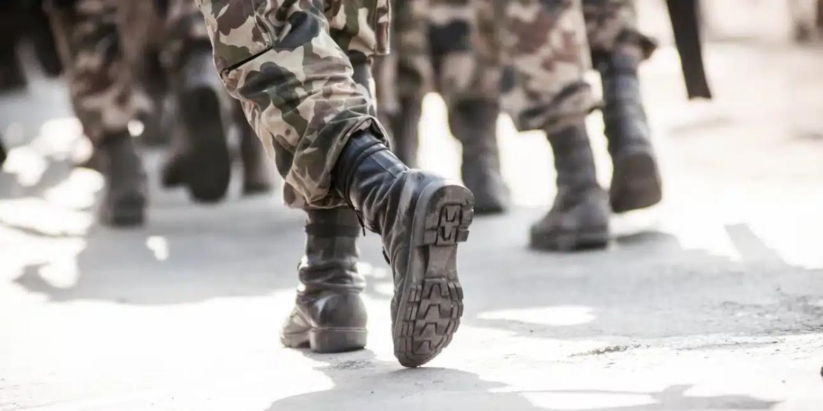 stratiotikos stratos arviles mpotes.jpg