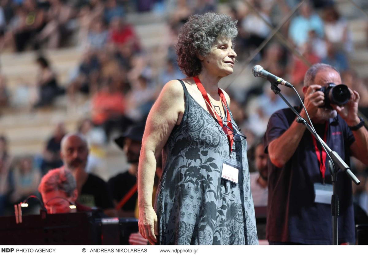 Μαργαρίτα Θεοδωράκη: «Ξυπνάω στις 4 το πρωί, έχω 45 γάτες και 22 σκυλιά, είναι τα παιδιά μου» 2 33 8 scaled