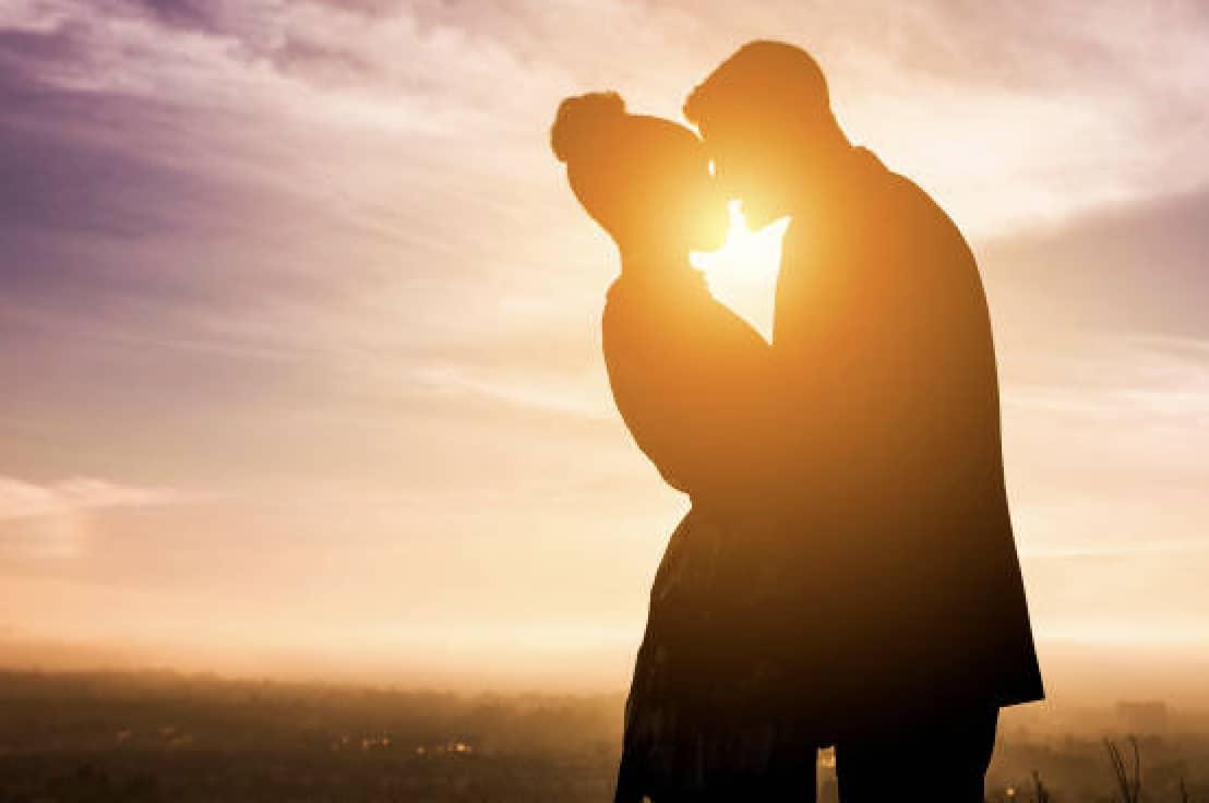 Αυτό συμβαίνει στην πραγματικότητα όταν φιλιόμαστε 1 stigmiotypo othonis 2025 09 28 23.39.24