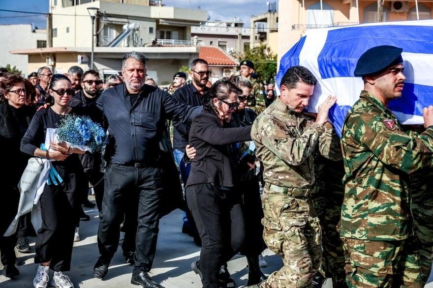 Δάκρυσε και η Παναγία στη κηδεία του 19χρονου Ραφαήλ - Με λευκά τριαντάφυλλα και την ελληνική σημαία το τελευταίο αντίο 1 kideia rafail2 1