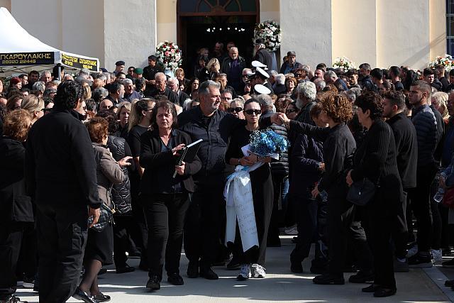 Δάκρυσε και η Παναγία στη κηδεία του 19χρονου Ραφαήλ - Με λευκά τριαντάφυλλα και την ελληνική σημαία το τελευταίο αντίο 2 6d9a0312 1