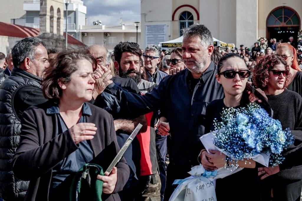 Δάκρυσε και η Παναγία στη κηδεία του 19χρονου Ραφαήλ - Με λευκά τριαντάφυλλα και την ελληνική σημαία το τελευταίο αντίο 3 6754274 1024x683 1