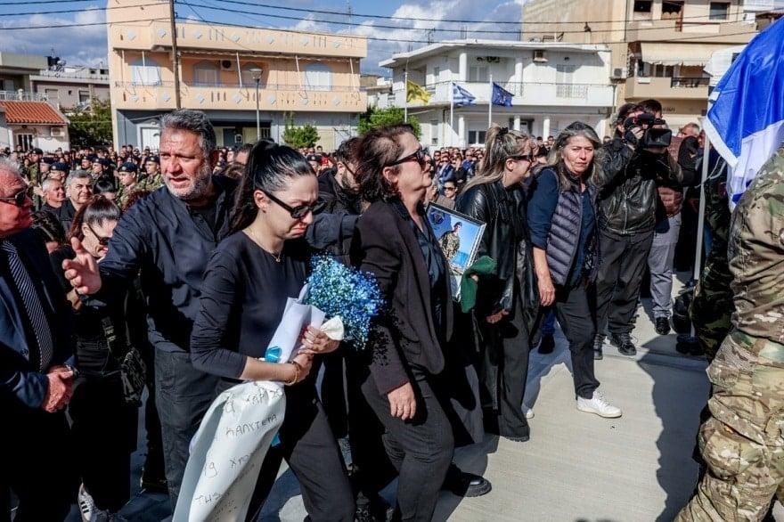 Δάκρυσε και η Παναγία στη κηδεία του 19χρονου Ραφαήλ - Με λευκά τριαντάφυλλα και την ελληνική σημαία το τελευταίο αντίο 4 kideia rafail1