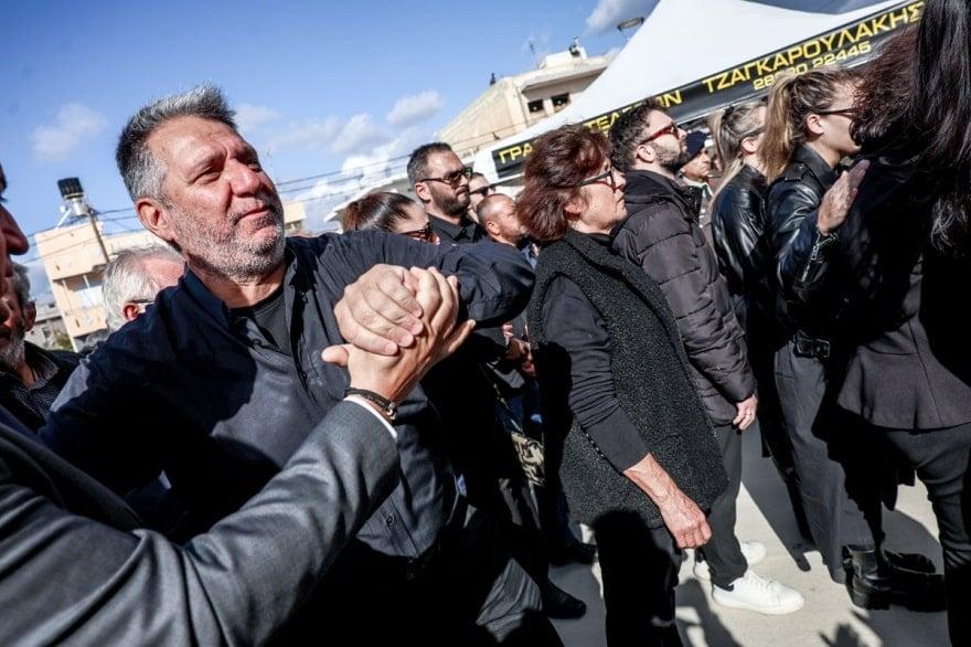 Δάκρυσε και η Παναγία στη κηδεία του 19χρονου Ραφαήλ - Με λευκά τριαντάφυλλα και την ελληνική σημαία το τελευταίο αντίο 5 kideia rafail3