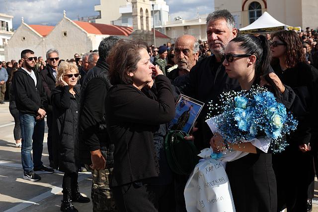 Δάκρυσε και η Παναγία στη κηδεία του 19χρονου Ραφαήλ - Με λευκά τριαντάφυλλα και την ελληνική σημαία το τελευταίο αντίο 7 6d9a0343 2