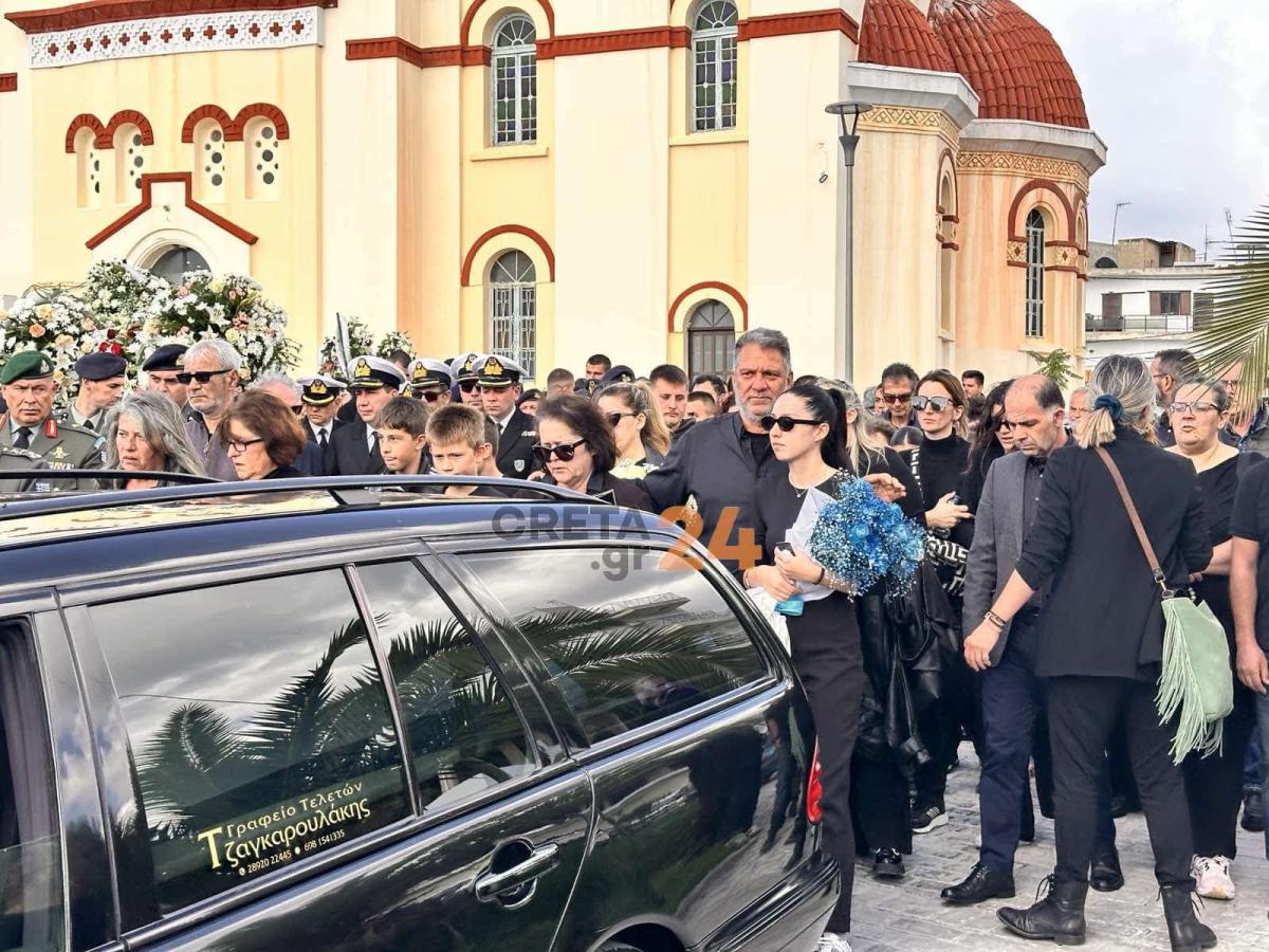 Δάκρυσε και η Παναγία στη κηδεία του 19χρονου Ραφαήλ - Με λευκά τριαντάφυλλα και την ελληνική σημαία το τελευταίο αντίο 8 kideia rafail galifianaki 13