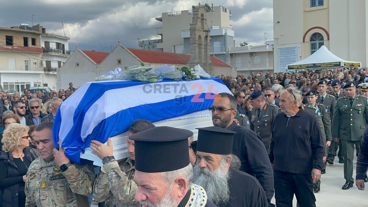 Δάκρυσε και η Παναγία στη κηδεία του 19χρονου Ραφαήλ - Με λευκά τριαντάφυλλα και την ελληνική σημαία το τελευταίο αντίο 9 kideia rafail galifianaki11