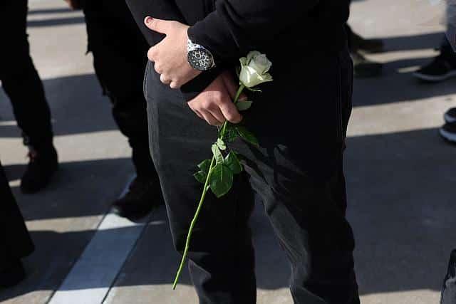 Δάκρυσε και η Παναγία στη κηδεία του 19χρονου Ραφαήλ - Με λευκά τριαντάφυλλα και την ελληνική σημαία το τελευταίο αντίο 10 6d9a0266