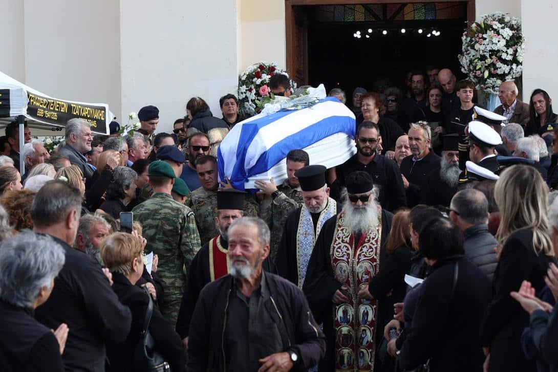 Δάκρυσε και η Παναγία στη κηδεία του 19χρονου Ραφαήλ - Με λευκά τριαντάφυλλα και την ελληνική σημαία το τελευταίο αντίο 11 6d9a0398