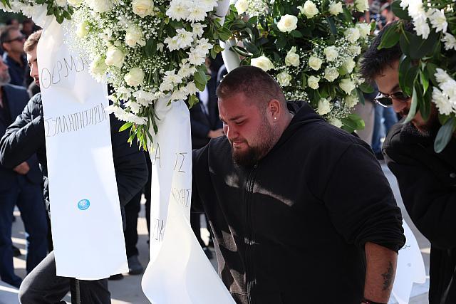 Δάκρυσε και η Παναγία στη κηδεία του 19χρονου Ραφαήλ - Με λευκά τριαντάφυλλα και την ελληνική σημαία το τελευταίο αντίο 12 6d9a0086