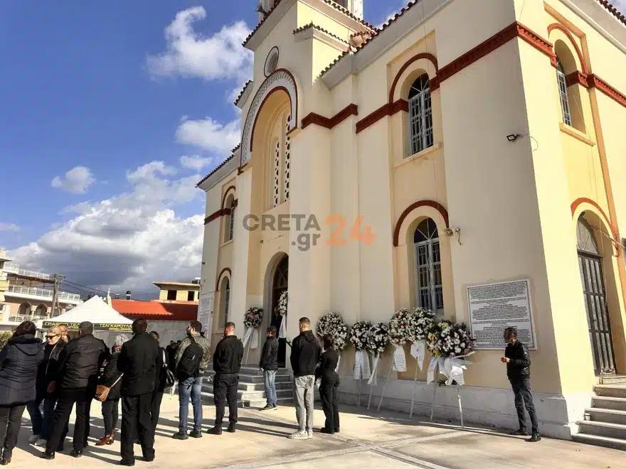 Δάκρυσε και η Παναγία στη κηδεία του 19χρονου Ραφαήλ - Με λευκά τριαντάφυλλα και την ελληνική σημαία το τελευταίο αντίο 20 rafaiil 2