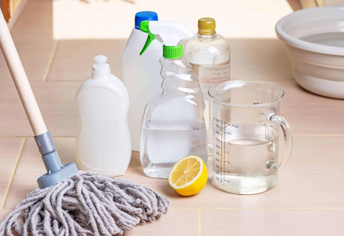 easy homemade mopping solutions 1901119 01 74fcdb14e7994bc281fceb966771896b scaled
