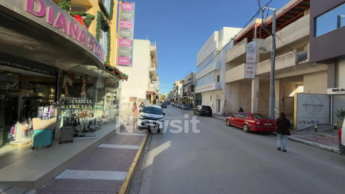 Τροχαίο σοκ στη Λούτσα: Aυτοκίνητο έπεσε πάνω σε πεζούς και σκότωσε 24χρονο μπροστά στα μάτια της μάνας του 2 loutsa1