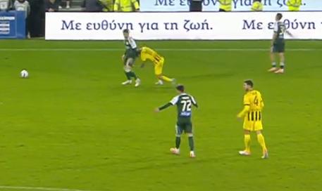 Έπιασε τα γεννητικά όργανα αντιπάλου και δεν πήρε κόκκινη ο Πινέδα (ΦΩΤΟ)