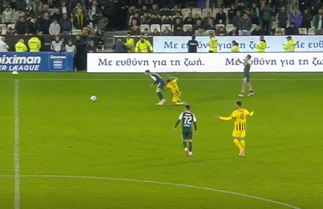 Έπιασε τα γεννητικά όργανα αντιπάλου και δεν πήρε κόκκινη ο Πινέδα (ΦΩΤΟ)