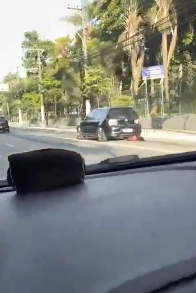 Φρίκη: Έσερνε την πρώην σύντροφό του στις ρόδες του αυτοκινήτου για ένα χλμ. – Έχασε τα πόδια της 2 stigmiotypo othonis 2025 12 02 12.56.43