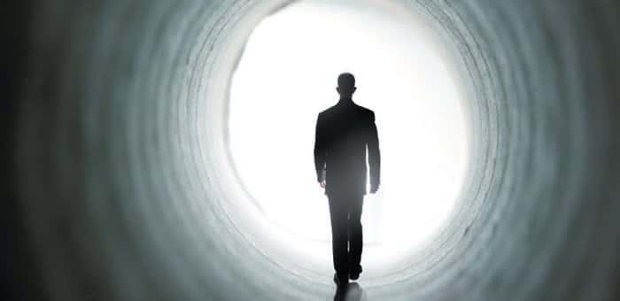 Είναι δυνατόν να κοιμηθεί κάποιος στο κρεβάτι ενός αποβιώσαντος; 3 nea acropoli thanatos mysthrio man in tunnel