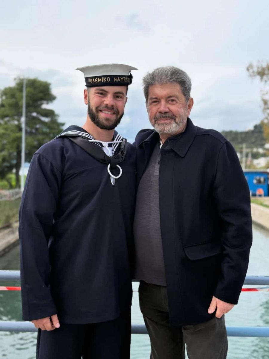 Πιο περήφανοι από ποτέ: Ελένη Mεναγάκη, Γιάννης Λάτσιος και Ματέο Παντζόπουλος ποζάρουν με τον ναύτη Άγγελο Λάτσιο 2 2 2