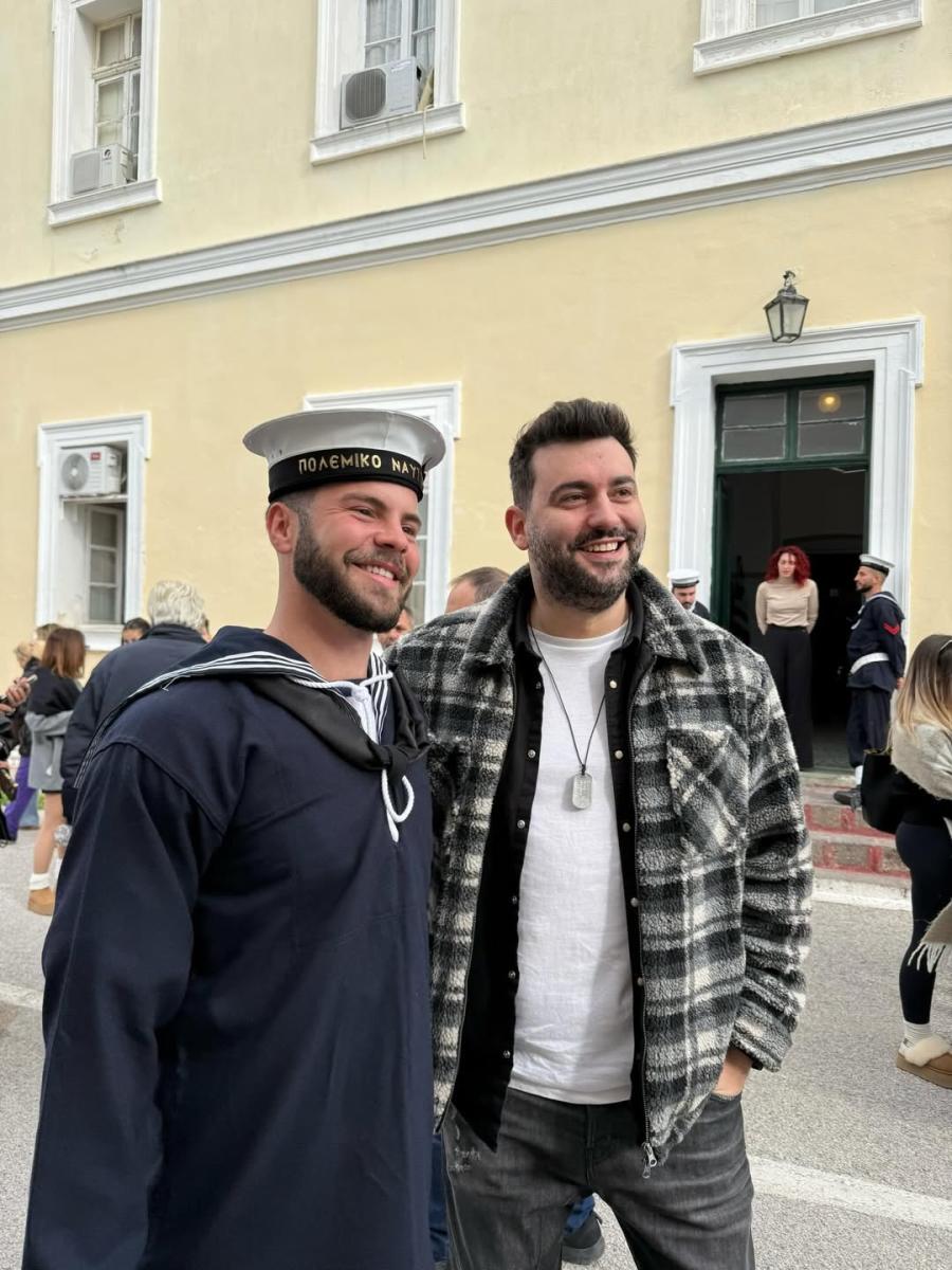 Πιο περήφανοι από ποτέ: Ελένη Mεναγάκη, Γιάννης Λάτσιος και Ματέο Παντζόπουλος ποζάρουν με τον ναύτη Άγγελο Λάτσιο 4 4