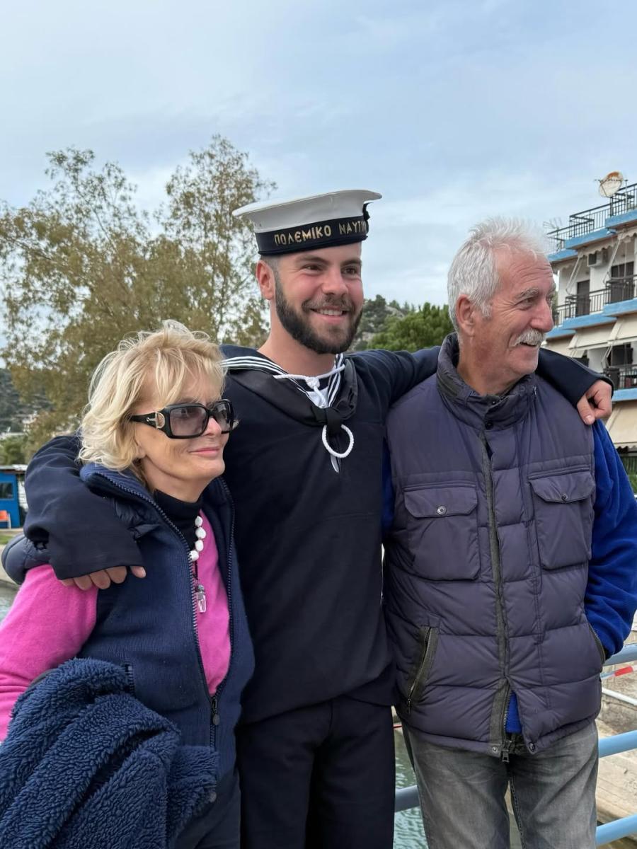 Πιο περήφανοι από ποτέ: Ελένη Mεναγάκη, Γιάννης Λάτσιος και Ματέο Παντζόπουλος ποζάρουν με τον ναύτη Άγγελο Λάτσιο 5 5