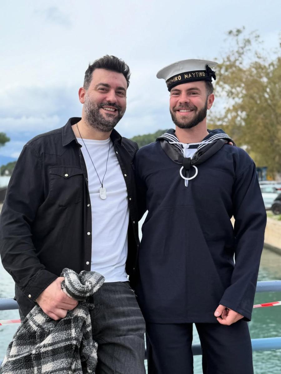 Πιο περήφανοι από ποτέ: Ελένη Mεναγάκη, Γιάννης Λάτσιος και Ματέο Παντζόπουλος ποζάρουν με τον ναύτη Άγγελο Λάτσιο 6 6