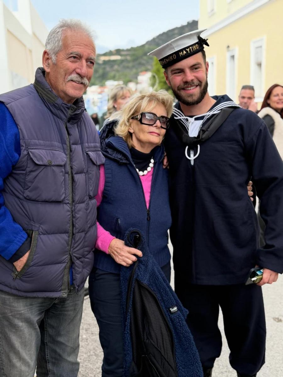 Πιο περήφανοι από ποτέ: Ελένη Mεναγάκη, Γιάννης Λάτσιος και Ματέο Παντζόπουλος ποζάρουν με τον ναύτη Άγγελο Λάτσιο 7 7