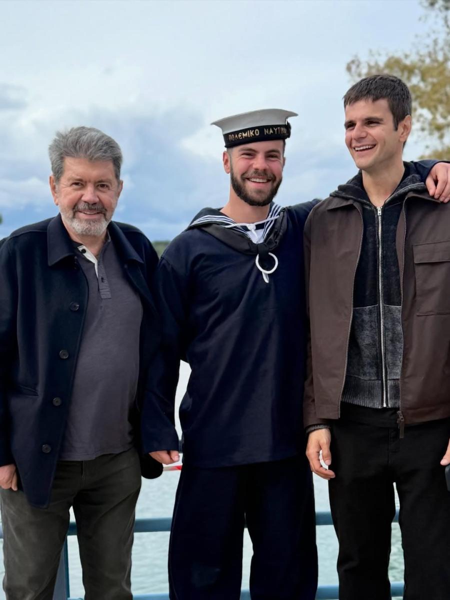 Πιο περήφανοι από ποτέ: Ελένη Mεναγάκη, Γιάννης Λάτσιος και Ματέο Παντζόπουλος ποζάρουν με τον ναύτη Άγγελο Λάτσιο 9 9