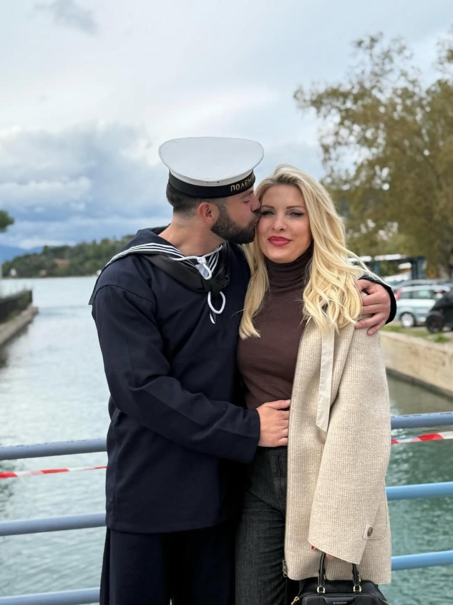 Πιο περήφανοι από ποτέ: Ελένη Mεναγάκη, Γιάννης Λάτσιος και Ματέο Παντζόπουλος ποζάρουν με τον ναύτη Άγγελο Λάτσιο 10 10