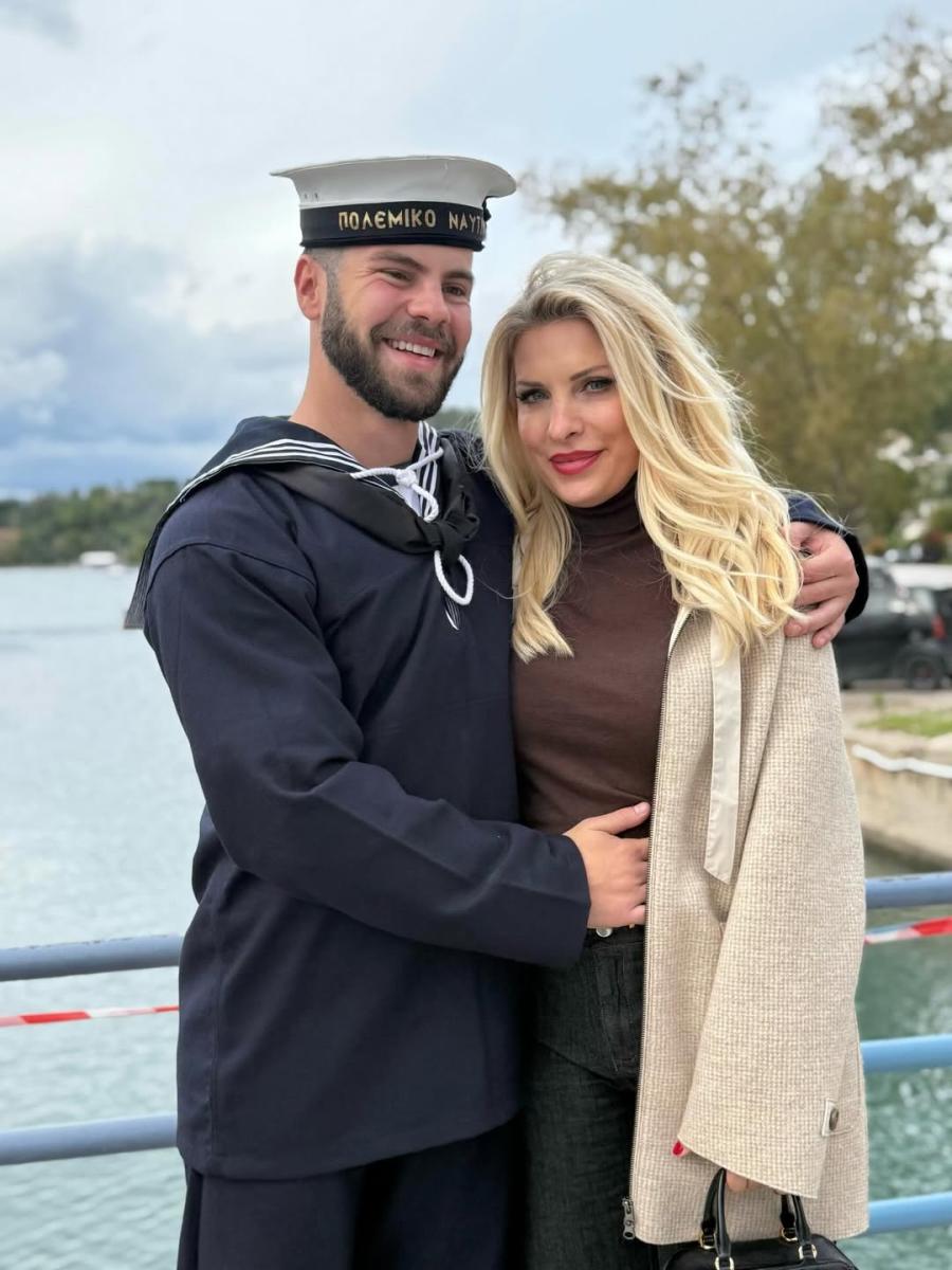 Πιο περήφανοι από ποτέ: Ελένη Mεναγάκη, Γιάννης Λάτσιος και Ματέο Παντζόπουλος ποζάρουν με τον ναύτη Άγγελο Λάτσιο 11 11