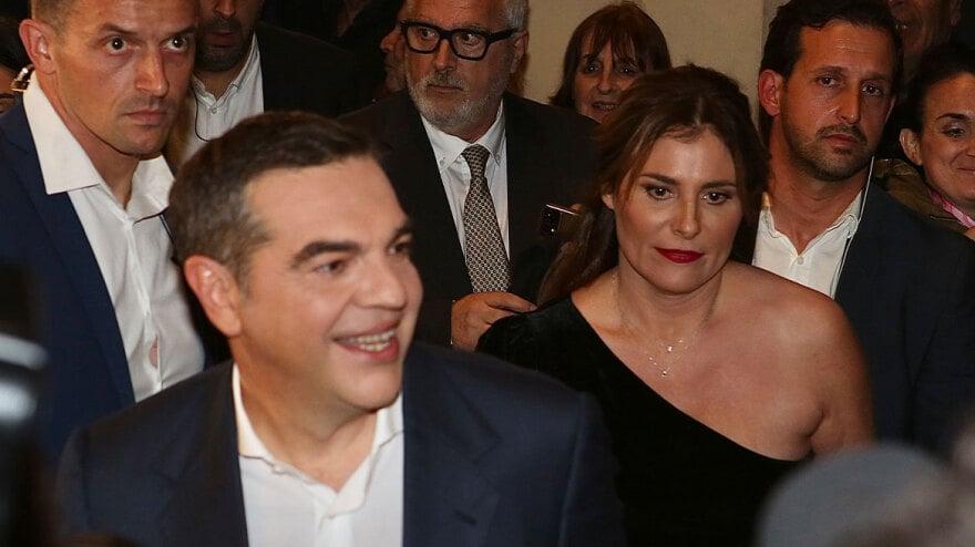 Χαμός στην παρουσίαση του βιβλίου του Τσίπρα – φώναζαν: «Να τος ο πρωθυπουργός!» 1 tsiprasithaki