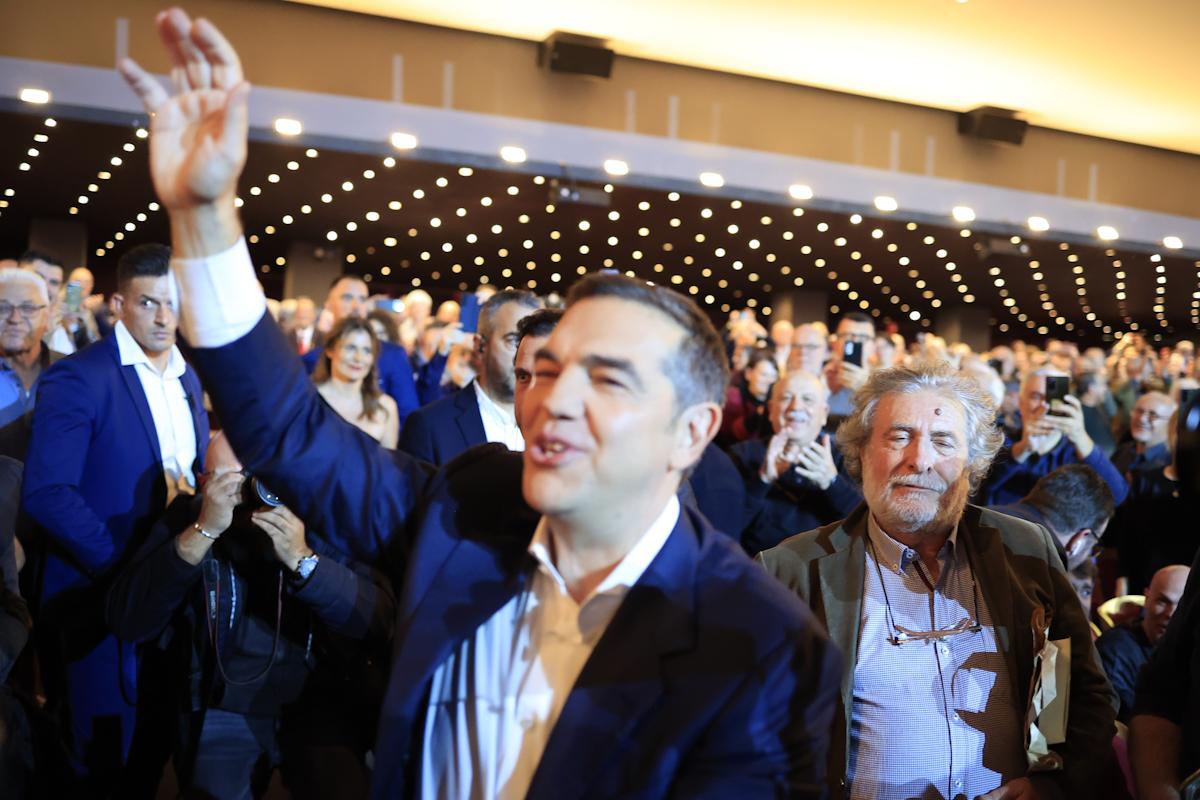 Χαμός στην παρουσίαση του βιβλίου του Τσίπρα – φώναζαν: «Να τος ο πρωθυπουργός!» 5 Παρουσίαση του βιβλίου του πρώην Πρωθυπουργού και Προέδρου του ΣΥΡΙΖΑ, Αλέξη Τσίπρα, "Ιθάκη", στο θέατρο "Παλλάς" στην Αθήνα, Τετάρτη 3 Δεκεμβρίου 2025. Για το βιβλίο συζήτησαν η Ιωάννα Λαλιώτου, Καθηγήτρια Σύγχρονης Ιστορίας στο Πανεπιστήμιο Θεσσαλίας, ο Αντώνης Λιάκος, Ιστορικός - Ομότιμος Καθηγητής Πανεπιστημίου Αθηνών, η Ευγενία Φωτονιάτα, Συντονίστρια του Επιστημονικού Συμβουλίου του Ινστιτούτου Αλέξη Τσίπρα, Δρ. Οικονομικής Επιστήμης του Οικονομικού Πανεπιστημίου Αθηνών και ο Γιώργος Χουλιαράκης, Δρ. Οικονομολόγος, Αναπληρωτής Υπουργός Οικονομικών (2015-2019). Την παρουσίαση και τον συντονισμό της εκδήλωσης είχαν οι δημοσιογράφοι Μαρία Νικόλτσιου και Αντώνης Αντζολέτος. (ΓΙΩΡΓΟΣ ΚΟΝΤΑΡΙΝΗΣ