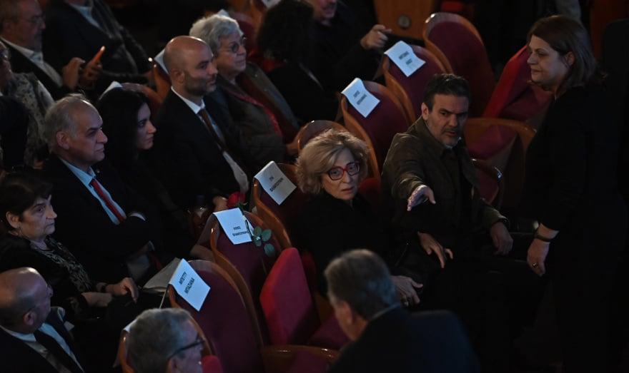 Χαμός στην παρουσίαση του βιβλίου του Τσίπρα – φώναζαν: «Να τος ο πρωθυπουργός!» 10 flampourari