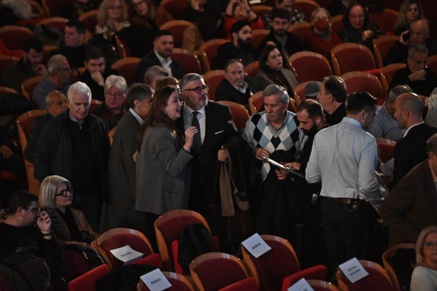 Χαμός στην παρουσίαση του βιβλίου του Τσίπρα – φώναζαν: «Να τος ο πρωθυπουργός!» 14 ithaki 16