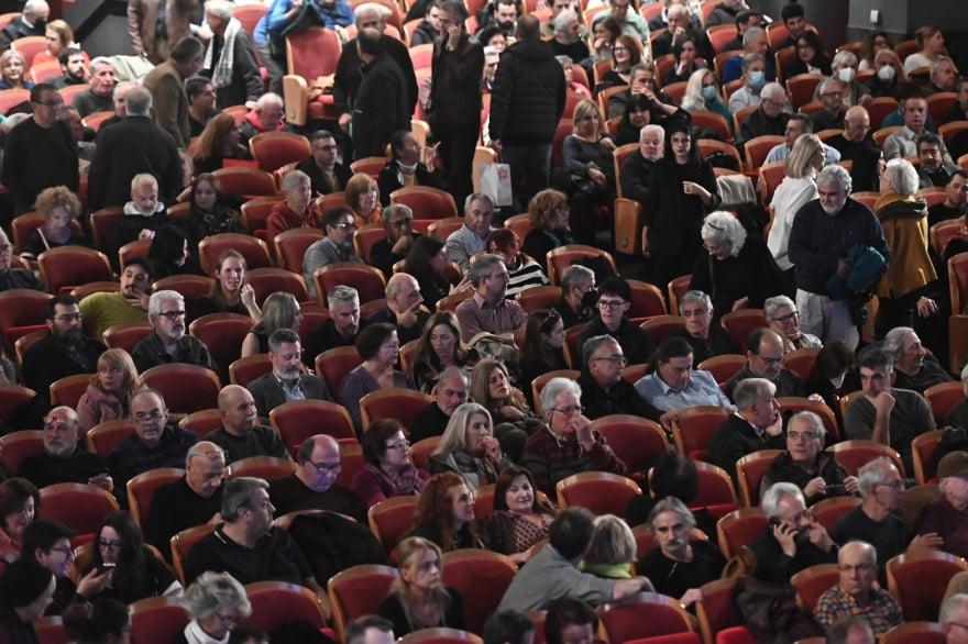 Χαμός στην παρουσίαση του βιβλίου του Τσίπρα – φώναζαν: «Να τος ο πρωθυπουργός!» 15 ithaki 17