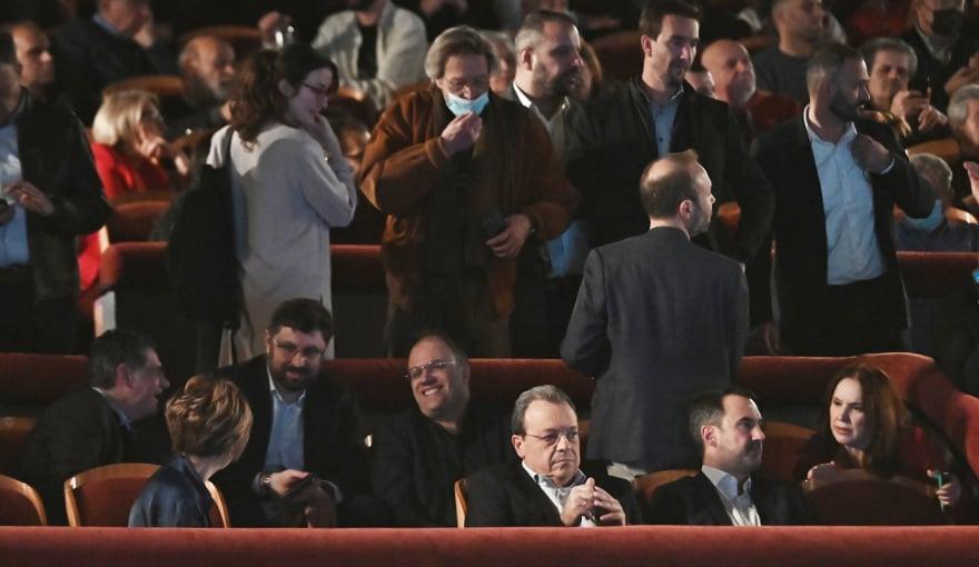 Χαμός στην παρουσίαση του βιβλίου του Τσίπρα – φώναζαν: «Να τος ο πρωθυπουργός!» 21 ithaki vivlio 1