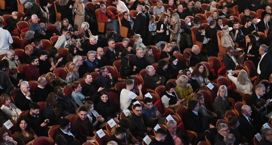 Χαμός στην παρουσίαση του βιβλίου του Τσίπρα – φώναζαν: «Να τος ο πρωθυπουργός!» 22 ithaki vivlio 2