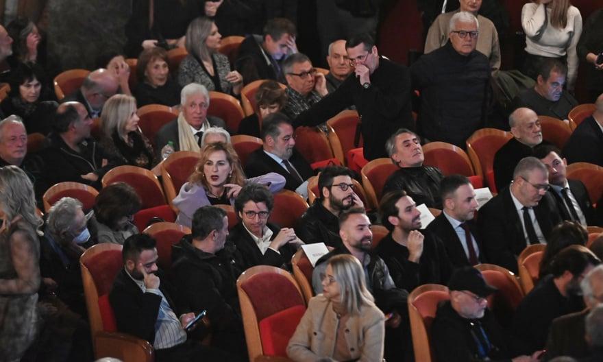 Χαμός στην παρουσίαση του βιβλίου του Τσίπρα – φώναζαν: «Να τος ο πρωθυπουργός!» 23 ithaki vivlio 3