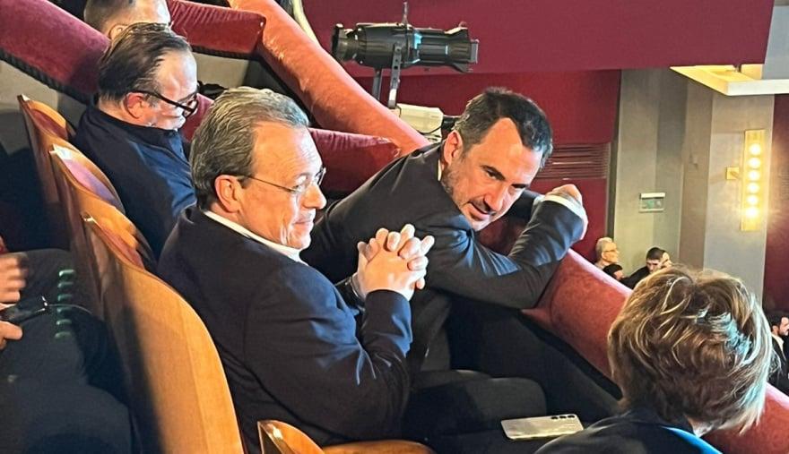 Χαμός στην παρουσίαση του βιβλίου του Τσίπρα – φώναζαν: «Να τος ο πρωθυπουργός!» 25 ithaki vivlio