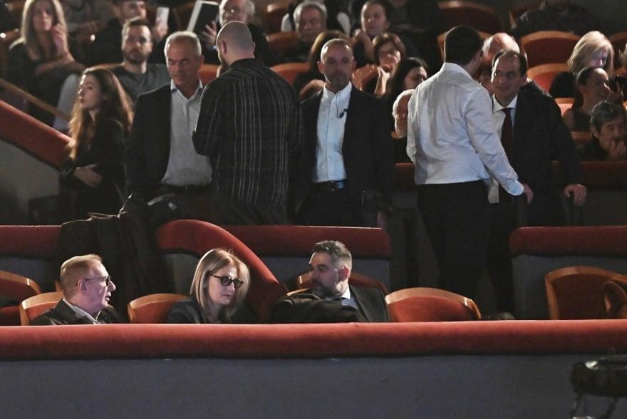 Χαμός στην παρουσίαση του βιβλίου του Τσίπρα – φώναζαν: «Να τος ο πρωθυπουργός!» 43 pallas 1