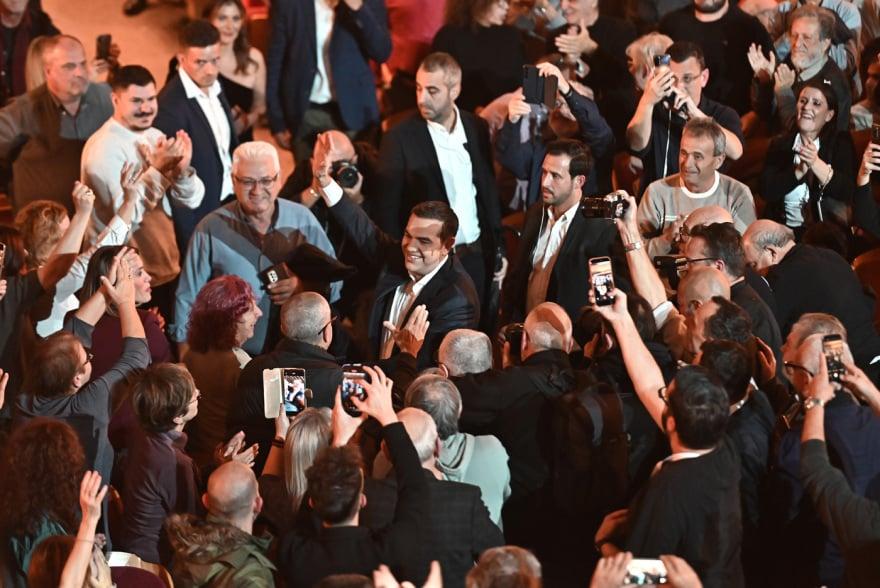Χαμός στην παρουσίαση του βιβλίου του Τσίπρα – φώναζαν: «Να τος ο πρωθυπουργός!» 55 tsipras 3
