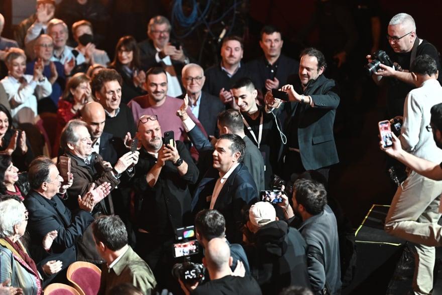 Χαμός στην παρουσίαση του βιβλίου του Τσίπρα – φώναζαν: «Να τος ο πρωθυπουργός!» 56 tsipras 4